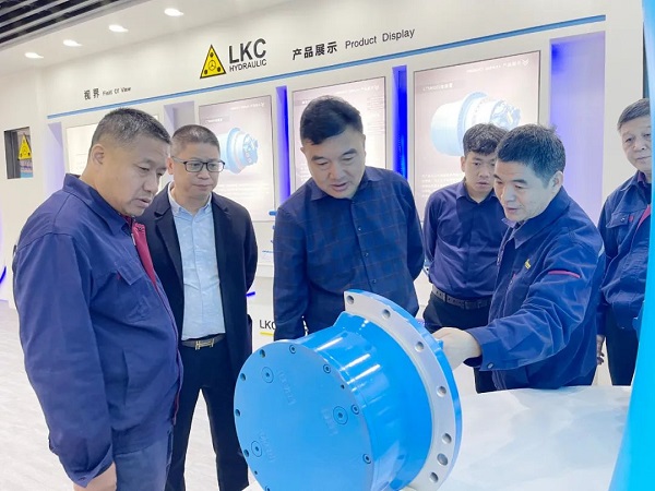 廣州塔山機械、廣州韓川液壓、江蘇靖江新世紀液壓、無錫密斯特智能裝備制造有限公司一行6人蒞臨力克川參觀交流2.jpg