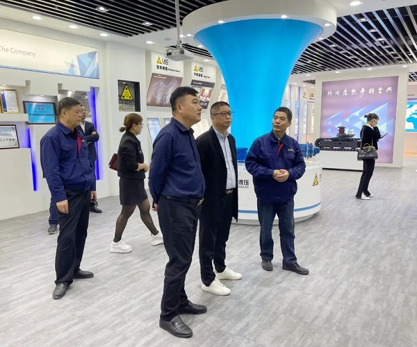 廣州塔山機械、廣州韓川液壓、江蘇靖江新世紀液壓、無錫密斯特智能裝備制造有限公司一行6人蒞臨力克川參觀交流3.jpg