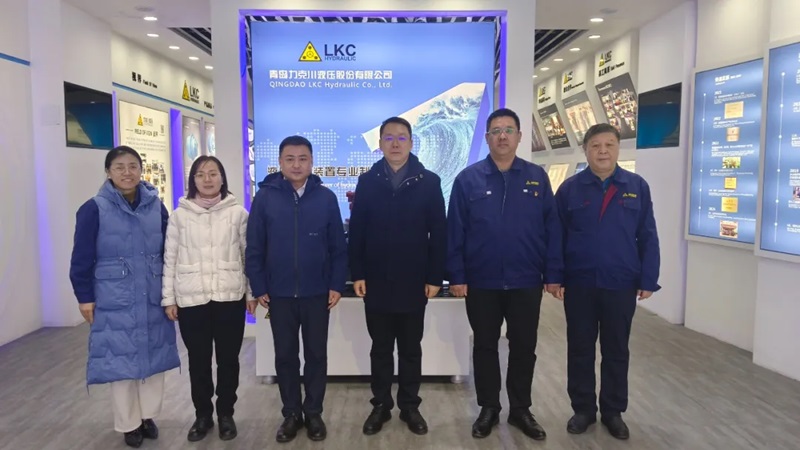 高新區(qū)工委委員、管委副主任張建軍一行蒞臨青島力克川液壓股份有限公司調(diào)研指導(dǎo)1.jpg