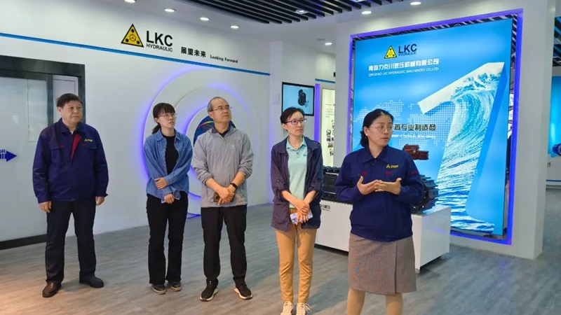 1741239099760576.jpg 中國(guó)工程機(jī)械工業(yè)協(xié)會(huì)設(shè)備管理與維修分會(huì)秘書長(zhǎng)周馥隆一行蒞臨力克川液壓參觀指導(dǎo)2.jpg