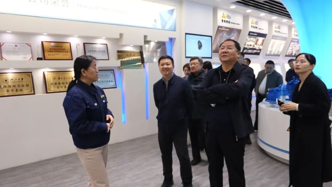 區(qū)委統(tǒng)戰(zhàn)部副部長(zhǎng)郭可超一行蒞臨力克川液壓參觀指導(dǎo)2.jpg