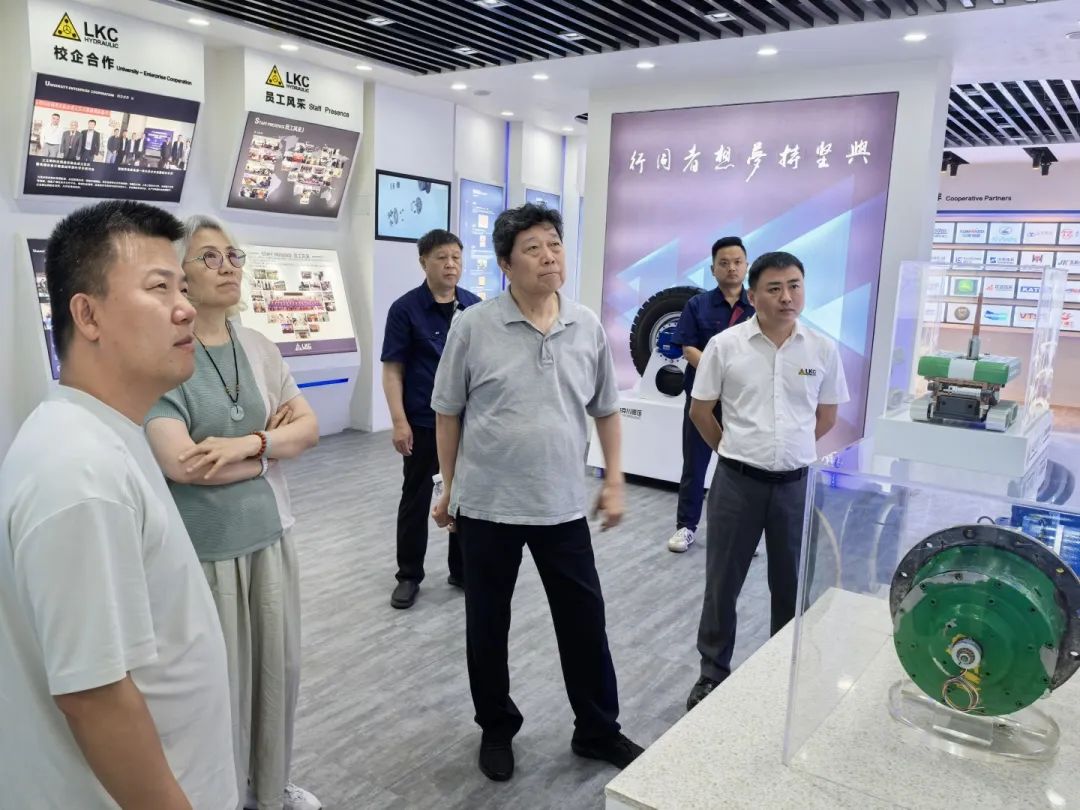 1750402994731970.jpg 中國液壓氣動密封件工業(yè)協(xié)會理事長杜旭東一行蒞臨我公司參觀指導(dǎo)1.jpg